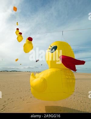 Le girovent cerfs-volants sur la plage de vent de Grandes Playas, au sud de Corralejo, Fuerteventura, Espagne, Europe. Banque D'Images