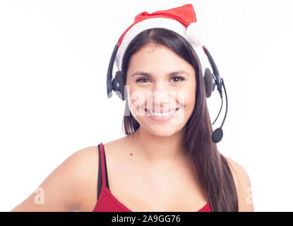 Casque femme de Noël centre d'appels de télémarketing porter du rouge santa hat smiling parlant isolé sur fond blanc. Banque D'Images