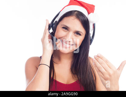 Casque femme de Noël centre d'appels de télémarketing porter du rouge santa hat smiling parlant isolé sur fond blanc. Banque D'Images