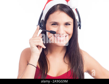 Casque femme de Noël centre d'appels de télémarketing porter du rouge santa hat smiling parlant isolé sur fond blanc. Banque D'Images