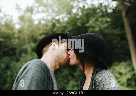Jeune couple hétérosexuel porter un chapeau ! Banque D'Images