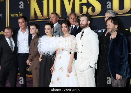 14 novembre 2019, Westwood, CA, USA : LOS ANGELES - jan 14 : Rian Johnson, Michael Shannon, Jaeden Martell, Daniel Craig, Katherine Langford, Don Johnson, Ana de Armas, Chris Evans, Jamie Lee Curtis, Ram Bergman au ''Knives Out'' en première mondiale au Théâtre du Village Le 14 novembre 2019 à Westwood, CA (crédit Image : © Kay Blake/Zuma sur le fil) Banque D'Images