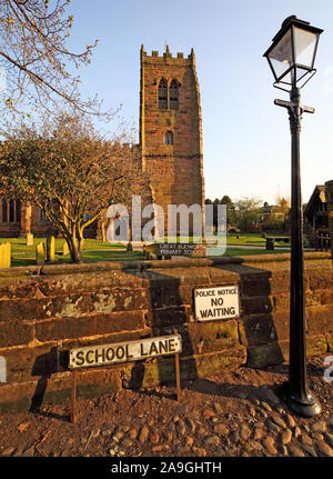 School Lane, Great Budworth, vue sur St Mary et All Saints' Church,, Great Budworth, Northwich, Cheshire, Angleterre, CW9 6HF Banque D'Images