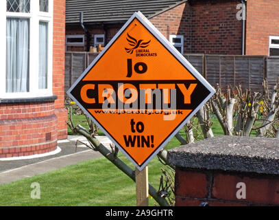Les libéraux démocrates gagner ici, Orange générale Diamond signe, dans un jardin, Grappenhall, Warrington, Cheshire, Angleterre Banque D'Images
