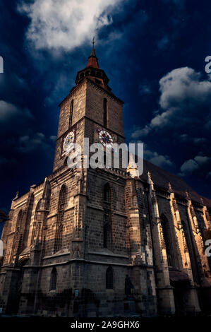 L'Église Noire (Biserica Neagră) Brasov Roumanie Transylvanie. Coucher du soleil la nuit. Vue extérieure de l'horloge Banque D'Images
