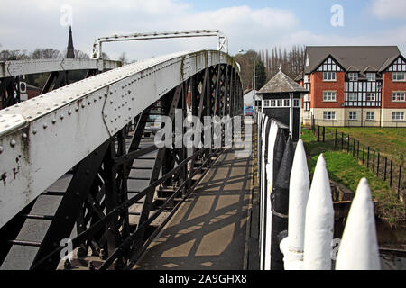 Footway au-dessus de Northwich Chester Way South pont tournant électrique au-dessus de la rivière Weaver, Cheshire, Angleterre du Nord-Ouest, Royaume-Uni, CW8 1AL Banque D'Images