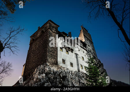 Musée du Château de Bran (château de Dracula), près de Brasov, en Transylvanie, Roumanie. Connu comme le château de Dracula. Vue extérieure au coucher du soleil Banque D'Images