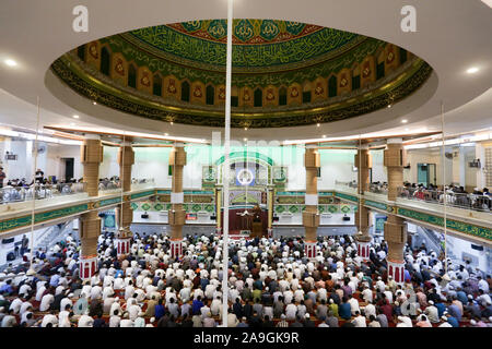 Célébration de prières de la congrégation à la mosquée d'Oman ou Grande Mosquée Al Makmur, Banda Aceh, Indonésie Banque D'Images