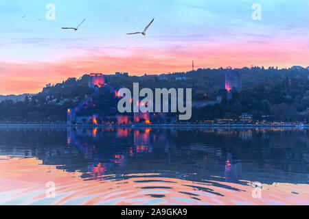 Château de Rumelian dans le coucher du soleil les couleurs et lumières du soir, Istanbul Banque D'Images