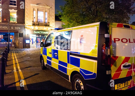 Un fourgon de police de nuit assistant à la scène d'une perturbation éventuelle menace terroriste dans la région de Stoke on Trent, Stoke on Trent, dans le Staffordshire, le maintien de l'ordre Banque D'Images