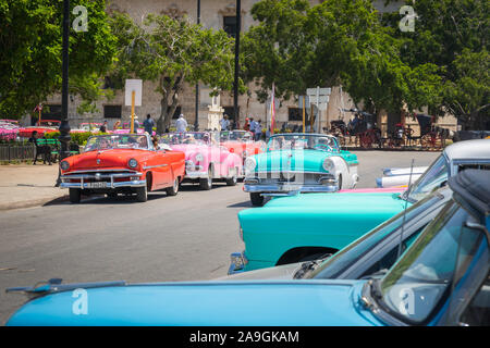 La Havane, Cuba - Juillet 23, 2018 ; colorés typiques oldtimer cubain classic cars driving et debout dans une rue de La Havane pendant la journée en été Banque D'Images