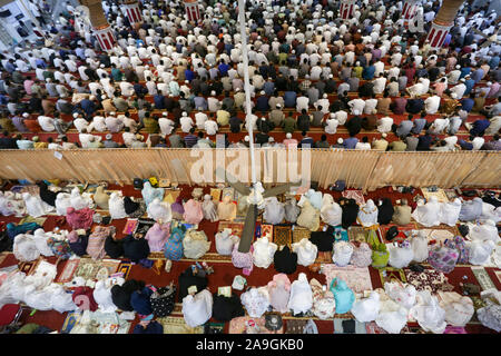 Célébration de prières de la congrégation à la mosquée d'Oman ou Grande Mosquée Al Makmur, Banda Aceh, Indonésie Banque D'Images