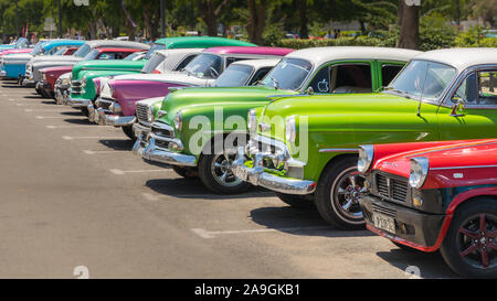 La Havane, Cuba - Juillet 23, 2018 ; une rangée de couleur typique oldtimer cubain classic cars se tenant dans la ligne pendant la journée sur un parking Banque D'Images