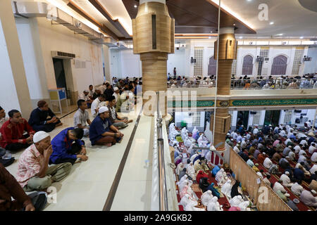 Célébration de prières de la congrégation à la mosquée d'Oman ou Grande Mosquée Al Makmur, Banda Aceh, Indonésie Banque D'Images