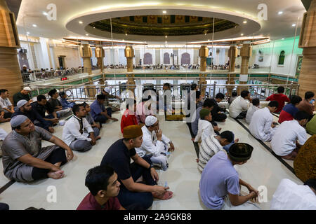 Célébration de prières de la congrégation à la mosquée d'Oman ou Grande Mosquée Al Makmur, Banda Aceh, Indonésie Banque D'Images