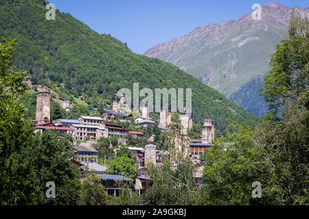 Mestia, Géorgie - 29 juillet, 2019 ; village de Mestia avec tours de Svaneti typique avec vue sur la montagne caucasienne contexte pendant la journée en été Banque D'Images