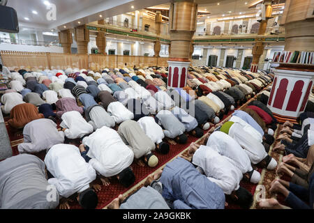 Célébration de prières de la congrégation à la mosquée d'Oman ou Grande Mosquée Al Makmur, Banda Aceh, Indonésie Banque D'Images