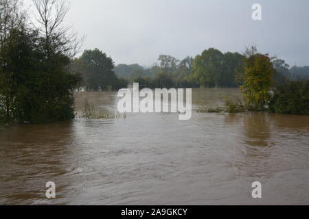 Les eaux de crue de la rivière Wye dans et autour de Ross on Wye Herefordshire re changement climatique les défenses de la rivière d'hiver Banque D'Images