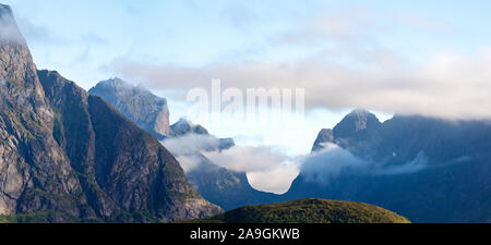 Paysage avec des pics de montagne à dawn nuages, vacances Banque D'Images