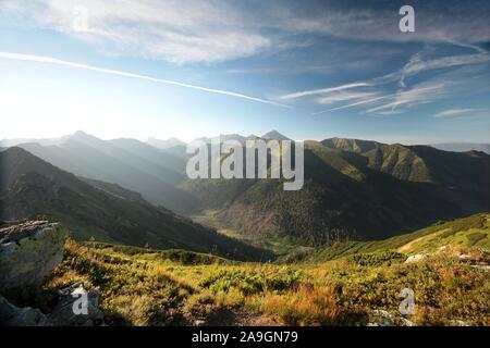Vue depuis le sommet de la Tatra, pendant le lever du soleil. Les Tatras sont les plus hauts sommets des Carpates sur le Polish-Slovak frontière. Banque D'Images