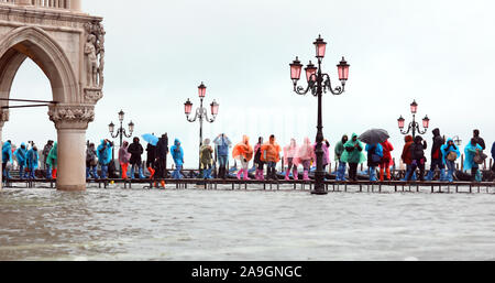 Beaucoup de gens sur le trottoir près de Palais des Doges à Venise en Italie lors de l'inondation Banque D'Images