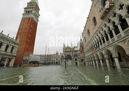 Large Vue de Venise en Italie pendant la marée haute en hiver avec clocher de Saint Marc et la Basilique et Palais Ducal Banque D'Images