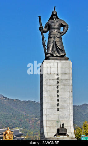 Statue de l'amiral Yi Sun-Sin au centre-ville de Séoul, Corée du Sud Banque D'Images