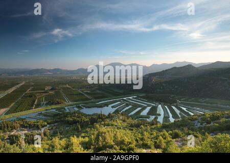 Lever du soleil sur la vallée de la Neretva en Croatie. Montagnes dinariques, à l'aube. Banque D'Images