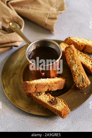 Ganache au chocolat chaud avec des cookies biscotti Banque D'Images