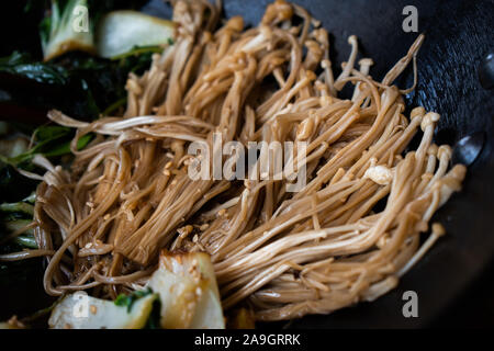 D'Asie, les champignons, le chou au wok sautées. Banque D'Images