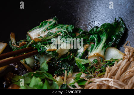 D'Asie, les champignons, le chou au wok sautées. Banque D'Images