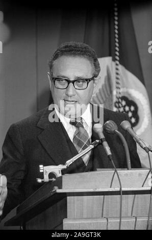 La secrétaire d'État des États-Unis, Henry Kissinger, half-length portrait, debout derrière Podium, parlant à la conférence de presse, Washington, D.C., USA, photo de Thomas J. O'Halloran, Novembre 1975 Banque D'Images