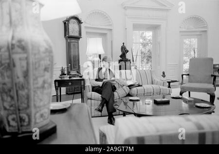 Le président américain Gerald Ford la préparation pour le premier débat avec Jimmy Carter, dans son bureau à la Maison Blanche, Washington, D.C., USA, photo de Thomas J. O'Halloran, le 23 septembre 1976 Banque D'Images