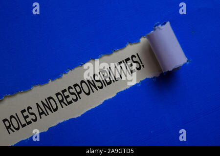 Rôles et responsabilités ! Texte écrit en papier déchiré Banque D'Images