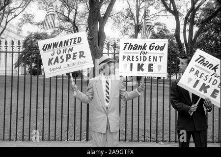 Deux hommes protestent contre John Kasper, un activiste d'extrême-droite américaine et membre du Ku Klux Klan qui a pris position contre un militant de l'intégration raciale pendant le mouvement des droits civils, Washington, D.C., USA, photo de Thomas J. O'Halloran, Octobre 1957 Banque D'Images