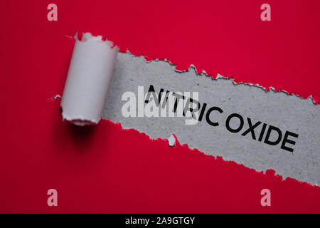 L'oxyde nitrique texte écrit en papier déchiré. Concept médical Banque D'Images