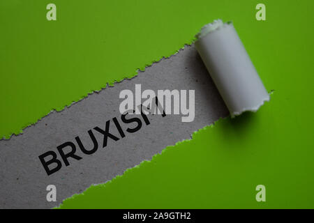 Bruxisme texte écrit en papier déchiré. Concept médical Banque D'Images