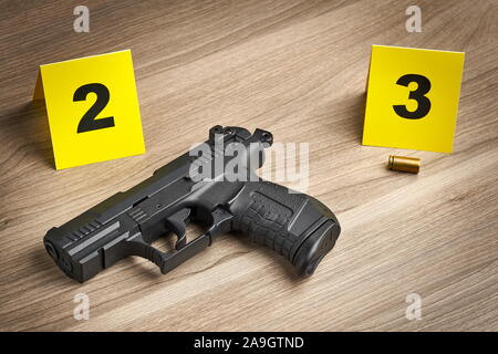 Crime Scene Investigation - handgun et vide bullet chasing comme un élément de preuve, marqué par des marqueurs jaune Banque D'Images