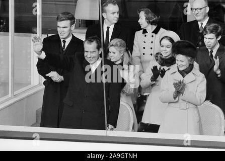 Le président américain Richard Nixon et de la Première Dame Pat Nixon avec la famille et les dignitaires de regarder l'inauguration présidentielle de cause, Washington, D.C., USA, photo de Thomas J. O'Halloran, 20 Janvier 1969 Banque D'Images