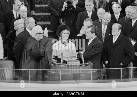 Earl Warren juge en chef de l'administration du serment d'office à Richard M. Nixon sur le portique de l'est la capitale américaine, Washington DC, USA, photo de Thomas J. O'Halloran, 20 Janvier 1969 Banque D'Images