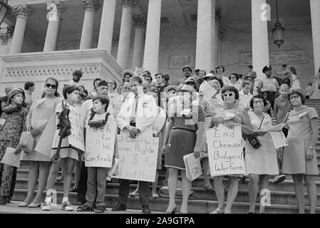 Groupe de personnes se sont rassemblées sur les marches du Capitole des États-Unis au cours de la protestation anti-ESD, Washington, D.C., USA, photographe Thomas J. O'Halloran, Marion S., août 1969 Trikosko Banque D'Images