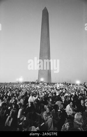 Foule rassemblée pour le Moratoire de la fin de la guerre au Vietnam, le Monument de Washington, Washington, D.C., USA, photo de Thomas J. O'Halloran, Octobre 15, 1969 Banque D'Images