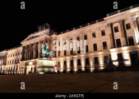 Schloss-Arkaden mall par nuit Banque D'Images