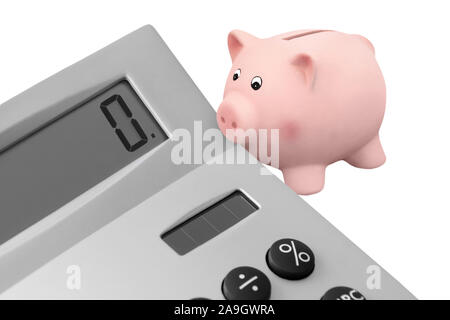 Tirelire et calculatrice contre isolé sur fond blanc Banque D'Images