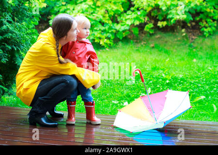 Finnland, kleines Maedchen mit Regenschirm im Regen Banque D'Images