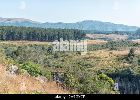 PANORAMA ROUTE, AFRIQUE DU SUD - 21 MAI 2019 : Les gens sont visibles à l'angle de la Mac Mac Falls près de Sabie dans le Mpumalanga. Les plantations de pin Banque D'Images