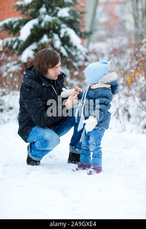 Finnland, Mutter und 2 Kinder bei Schneeballschlacht, Banque D'Images