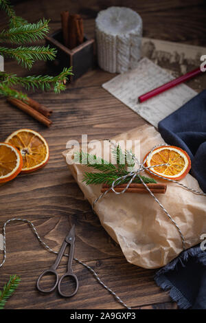 Gâteau Stollen traditionnel européen avec les noix et fruits confits enveloppée dans un morceau de papier brun sur le fond en bois Banque D'Images