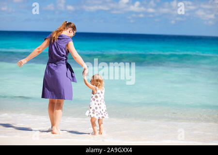 Familie am Strand, Seychellen Indischer Ozean, Banque D'Images