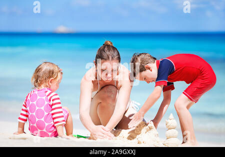 Familie am Strand, Seychellen Indischer Ozean, Banque D'Images